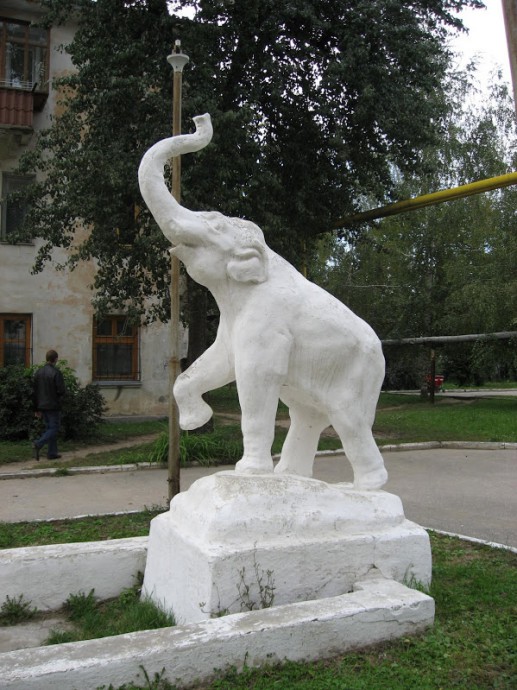 памятник слонику